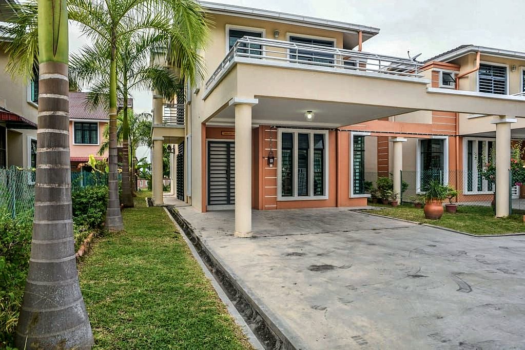 Banglo Idaman Villa @Durian Tunggal dengan pokok palma di hadapan