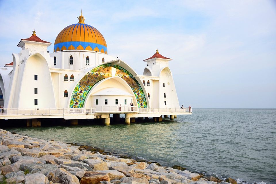 Masjid Selat Melaka di tepi laut