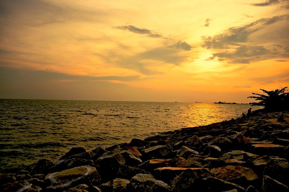 Matahari terbenam di Selat Melaka